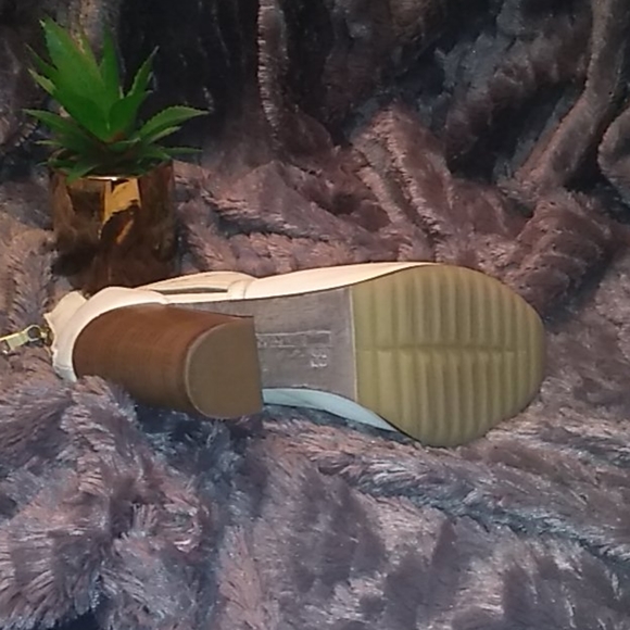 Bnwot box real leather sandals - Picture 5 of 5